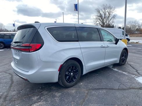 Used 2024 Chrysler Pacifica Touring-L image 7