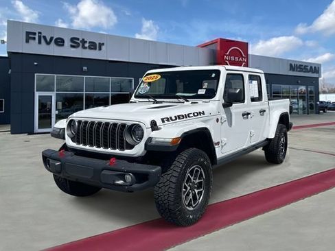 Used 2025 Jeep Gladiator Rubicon w/ Convenience Group AWD/4WD image 3
