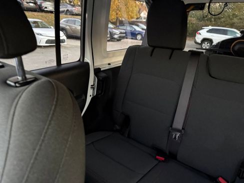 Used 2025 Jeep Wrangler Rubicon image 38