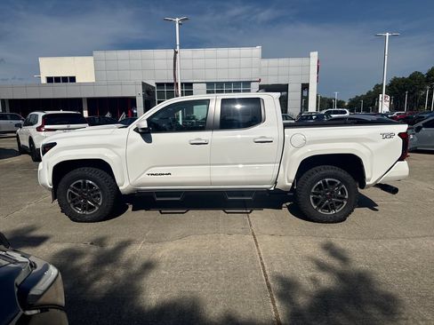 Certified 2025 Toyota Tacoma TRD Sport AWD/4WD image 2