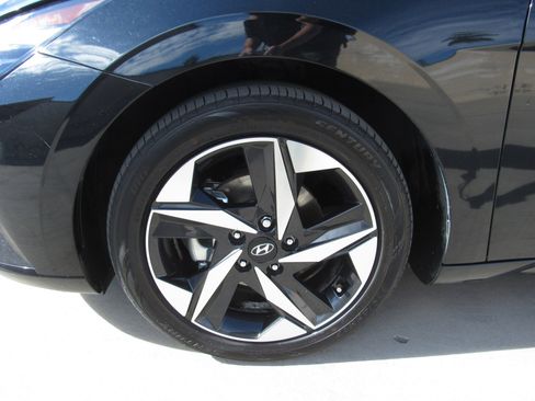 Used 2023 Hyundai Elantra Limited w/ Cargo Package image 4