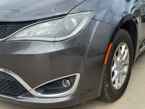 Used 2020 Chrysler Pacifica Touring-L FWD image 5