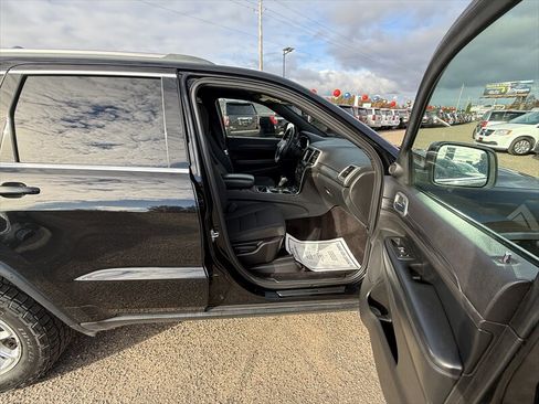 Used 2019 Jeep Grand Cherokee Laredo AWD/4WD image 11