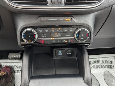 Used 2022 Ford Escape SE w/ SE Sport Appearance Package image 25