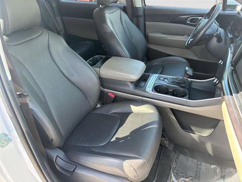 Used 2025 Kia Carnival image 30