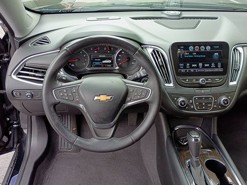 Used 2018 Chevrolet Malibu Premier w/ Premier Sun and Wheel Package FWD image 12