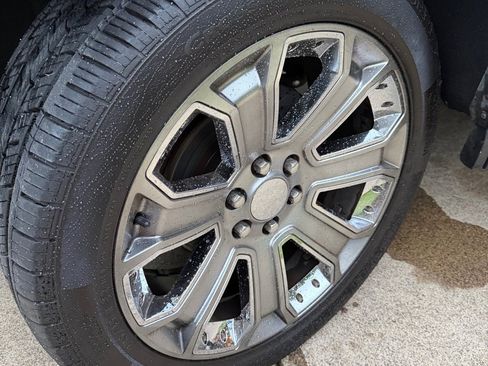 Used 2019 Chevrolet Suburban LT RWD image 19