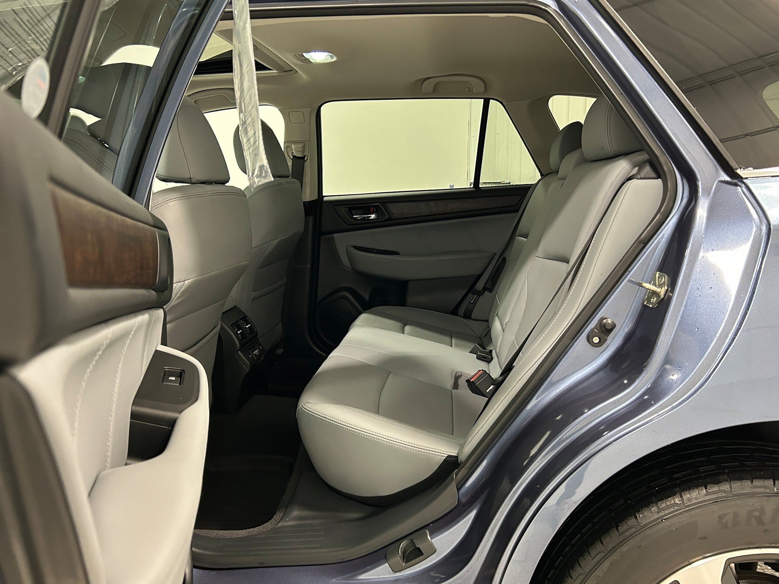 Used 2018 Subaru Outback 3.6R Limited AWD/4WD image 31