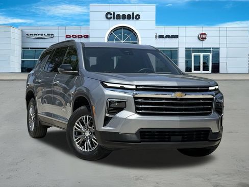 Used 2025 Chevrolet Traverse LT FWD image 1