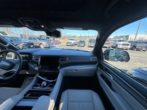 Used 2025 Jeep Wagoneer Series III w/ Premium Group I image 28