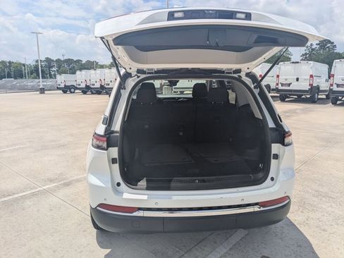 Used 2024 Jeep Grand Cherokee Laredo RWD image 7