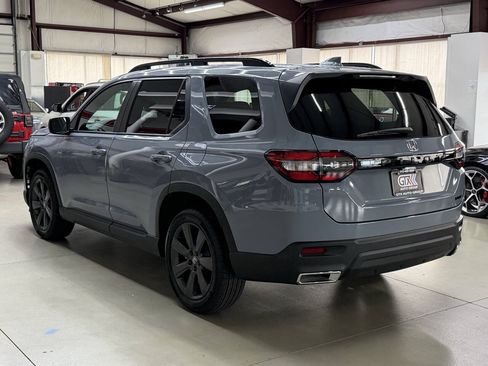 Used 2025 Honda Pilot Sport image 4