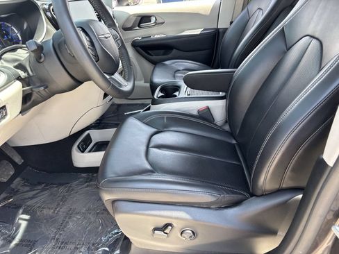 Used 2023 Chrysler Pacifica Touring-L FWD image 18