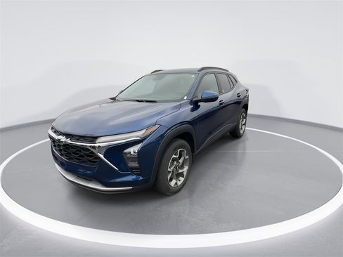 Used 2024 Chevrolet Trax LT w/ Driver Confidence Package image 4