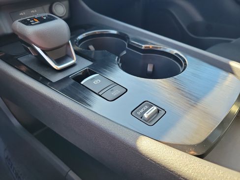 Used 2025 Nissan Rogue S image 31