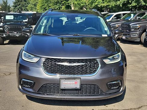 Used 2022 Chrysler Pacifica Touring-L FWD image 2