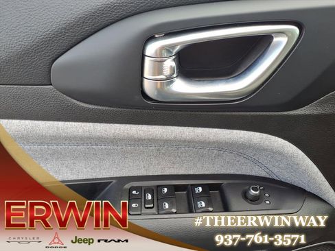 Certified 2024 Jeep Compass Latitude image 11