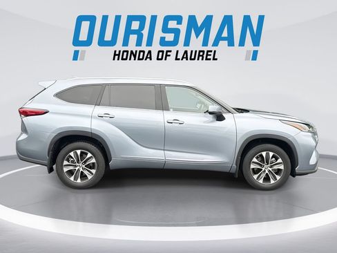 Used 2021 Toyota Highlander XLE AWD/4WD image 9