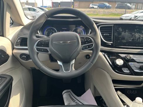Used 2023 Chrysler Pacifica Limited FWD image 26