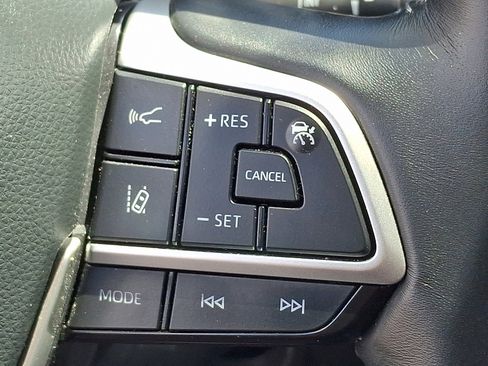 Used 2023 Toyota Highlander XLE AWD/4WD image 23