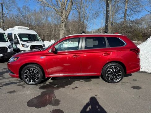 Used 2018 Mitsubishi Outlander 4WD Plug-In Hybrid image 3