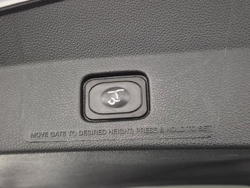 Used 2018 Ford Explorer XLT w/ Equipment Group 202A image 9