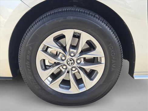 Used 2025 Toyota Sienna XLE image 23