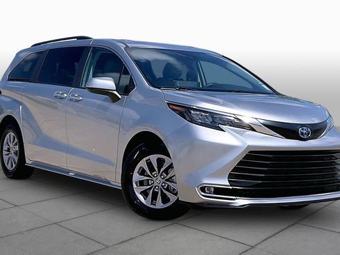 Used 2024 Toyota Sienna XLE FWD image 6
