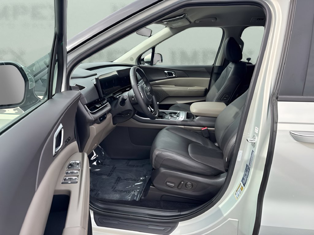 Used 2025 Kia Carnival EX FWD image 9