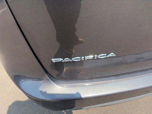 Used 2020 Chrysler Pacifica Limited w/ Tire & Wheel Group FWD image 10