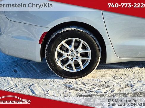 Used 2023 Chrysler Pacifica Touring-L image 31