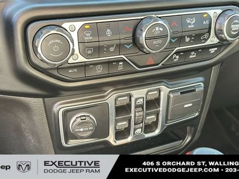 Used 2022 Jeep Wrangler Unlimited Sahara w/ Cold Weather Group AWD/4WD image 16