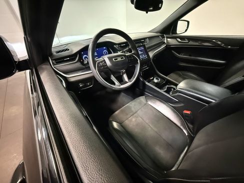 Used 2023 Jeep Grand Cherokee L Laredo image 2