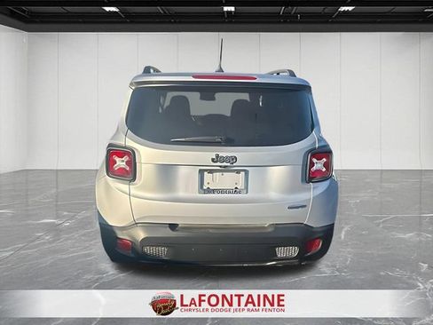 Used 2017 Jeep Renegade Latitude FWD image 3