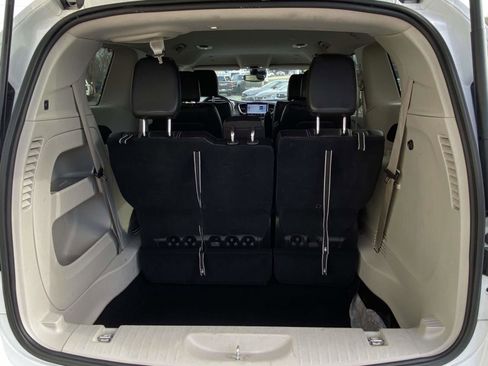 Used 2023 Chrysler Pacifica Touring-L image 10