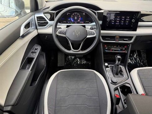 New 2025 Volkswagen Taos SE image 23