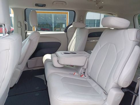 Used 2017 Chrysler Pacifica Touring FWD image 25