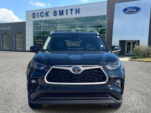 Used 2023 Toyota Highlander XLE image 2