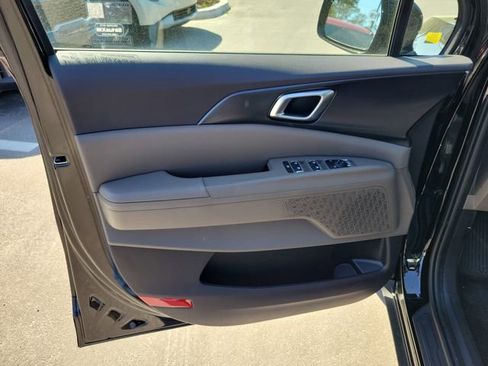 New 2026 Kia Carnival FWD image 5