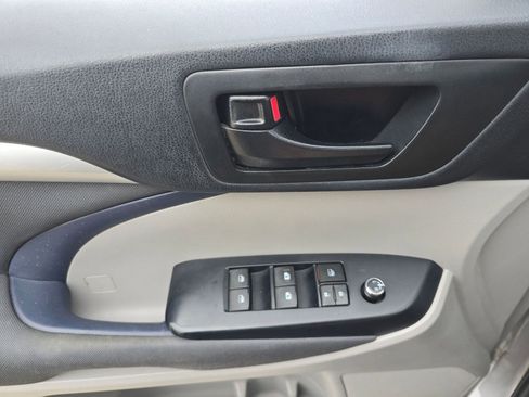 Used 2017 Toyota Highlander LE image 20