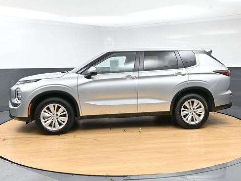 Used 2025 Mitsubishi Outlander ES FWD image 5