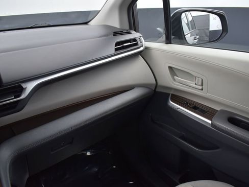 Used 2024 Toyota Sienna LE image 14