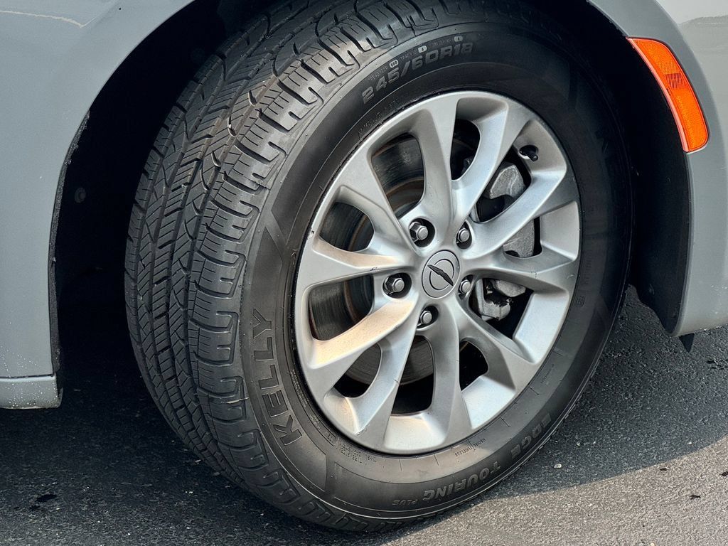 Used 2023 Chrysler Pacifica Touring-L AWD/4WD image 9