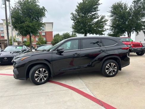 Used 2021 Toyota Highlander XLE AWD/4WD image 7