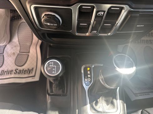 Used 2023 Jeep Gladiator Sport AWD/4WD image 18