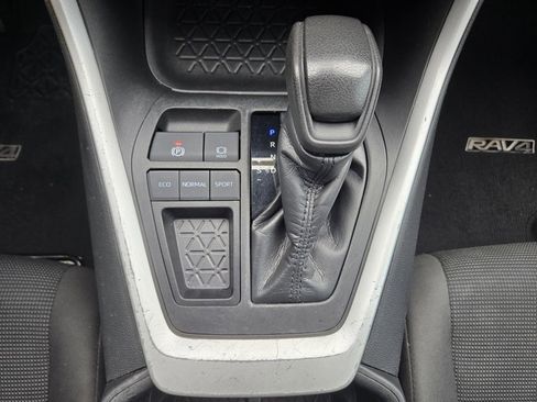 Used 2022 Toyota RAV4 LE image 23