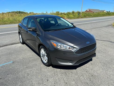 Used 2015 Ford Focus SE FWD image 1