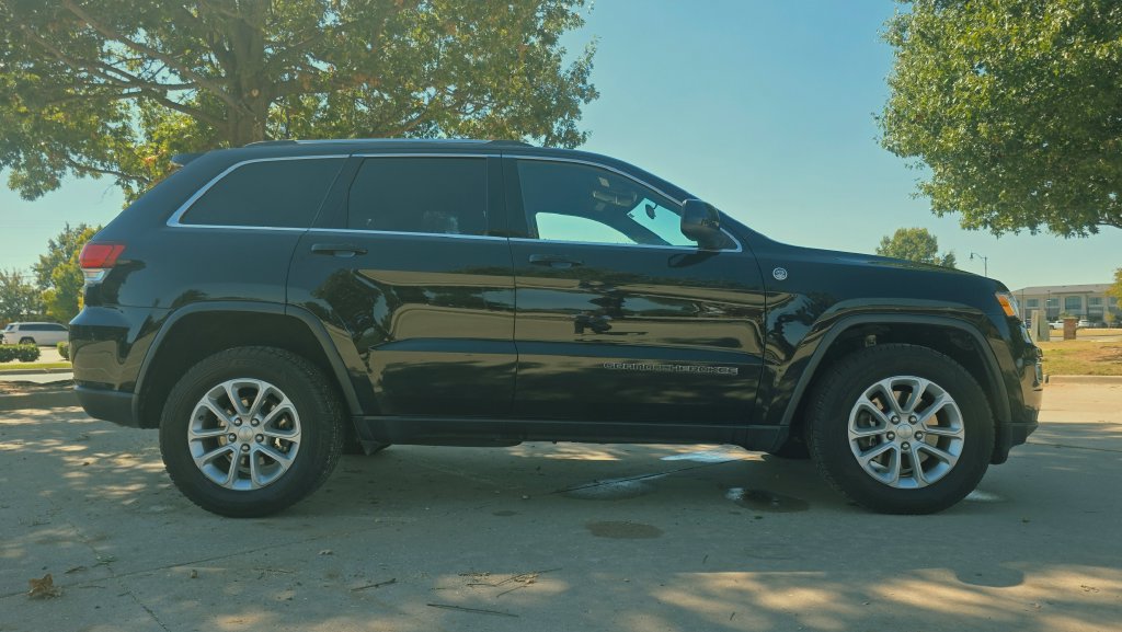 Used 2021 Jeep Grand Cherokee Laredo AWD/4WD image 27