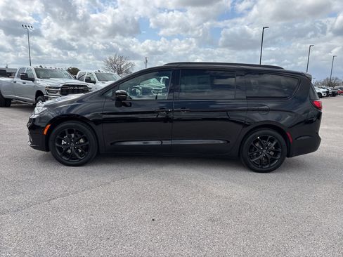 New 2026 Chrysler Pacifica Limited w/ S Appearance Package image 2