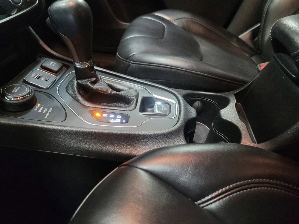 Used 2019 Jeep Cherokee Latitude Plus w/ Cold Weather Group AWD/4WD image 26